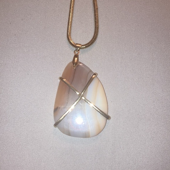 women’s statement necklace large stone on gold colored chain - Picture 5 of 6